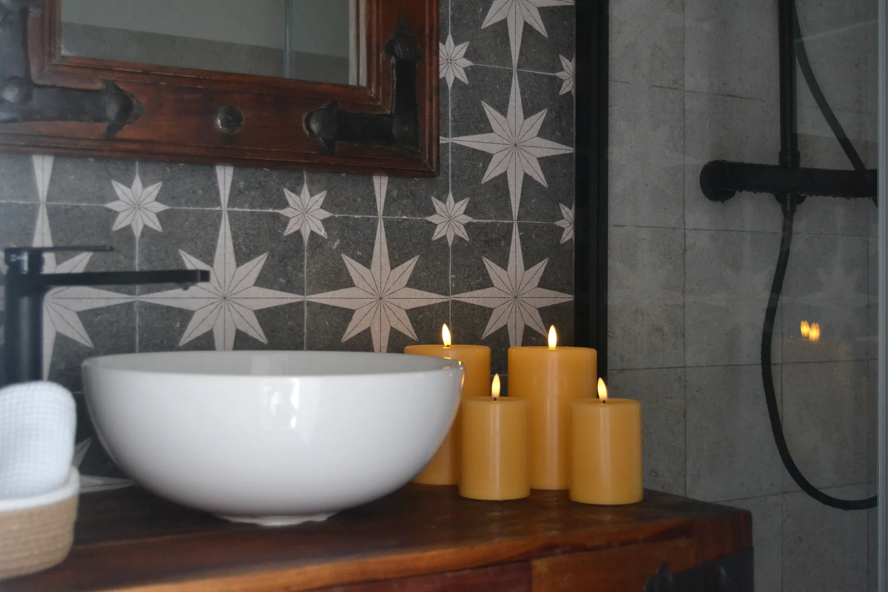 Baño de Monte Bebiome con velas encendidas y azulejos artesanales, preparado para un momento de calma